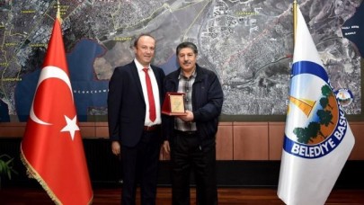 Avcılar emeklilere plaket verdi