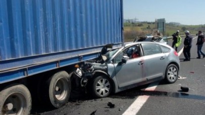 TIR altında kaldı.Kafası parçalandı