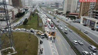 TEMde hafriyat tırı devrildi: Trafik kilit