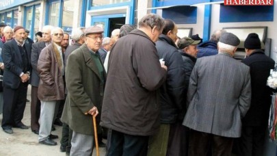 Emeklilerin maaş farkı ödenmeye başlandı