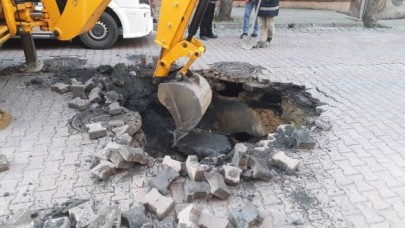 Avcılarda yol çöktü