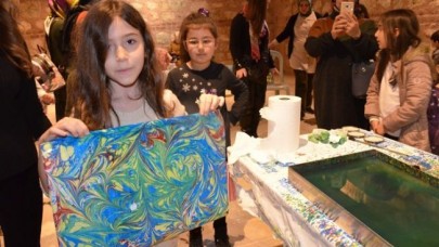 Miniklerden ebru çalışması