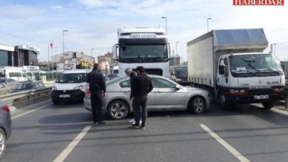 Küçükçekmece D-100de kaza! Trafik kilitlendi