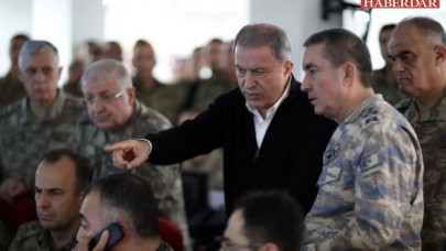 Bakan Akar Bahar Kalkanını böyle yönetiyor