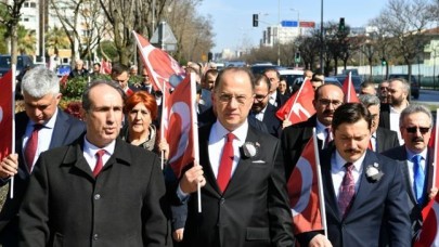 ŞEHİTLER İÇİN  YÜRÜDÜLER