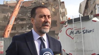 45 yıllık hasarlı binayı yıktılar