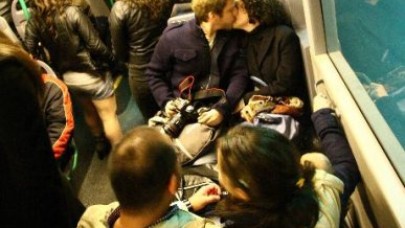 İETT otobüsünde öpüşme eylemi