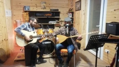 SANATÇI ORÇİN’DEN CANLI YAYINDA EV KONSERİ