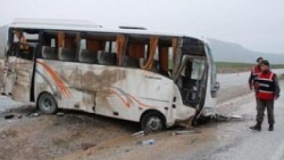 Kız futbol takımını taşıyan minibüs devrildi