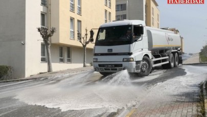SİLİVRİ’DE TÜM CADDE VE MEYDANLAR DEZENFEKTANLI SU İLE YIKANIYOR