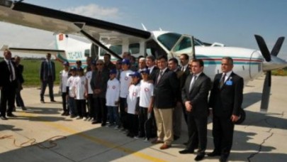 Polise taş atan çocuklar uçakla gezdirildi