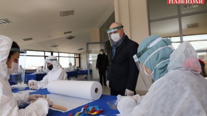 Belediye personeli, sağlık çalışanları için siperlik vatandaşa maske üretiliyor