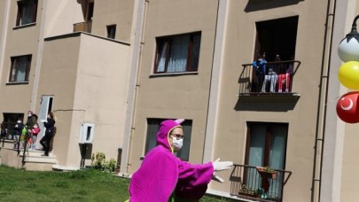 Evlerinden çıkmayan minikler sokakta tiyatro gösterisiyle moral buldular