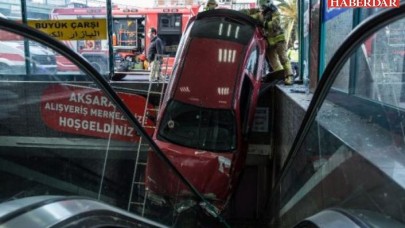Aksarayda yeraltı çarşısının merdivenlerine otomobil düştü!