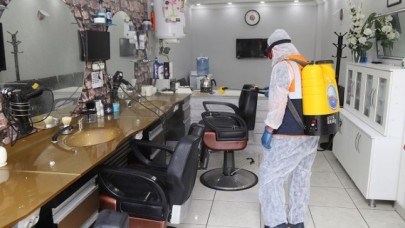 Kuaförler salonları dezenfekte edildi, çalışanlara koruyucu siperlik dağıtıldı