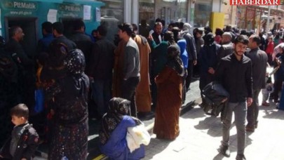 Virüse krizle yakalanan Türkiyenin içler acısı hali! Kısa Çalışma Ödeneği için PTT önünde sabahladılar