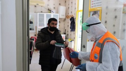 Kuaförlere yüz koruyucu siperlik ve hijyen seti dağıtıldı