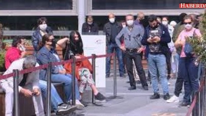 Bilim Kurulu üyesi Demircan isyan etti: AVM önündeki kuyruk akıl alır gibi değil