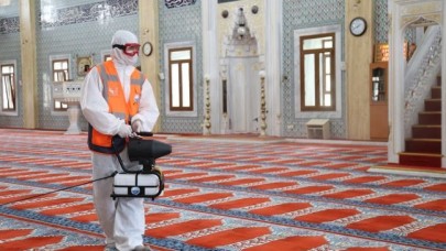 Yeniden ibadete açılacak camiler dezenfekte ediliyor