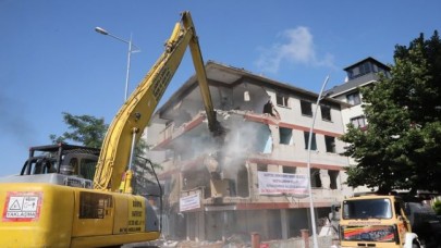 Büyükçekmece’de deprem riski taşıyan bina yıkıldı