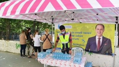 BEYLİKDÜZÜ BELEDİYESİ YKS’DE ÖĞRENCİLERE MASKE VE SU DAĞITTI