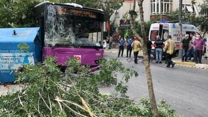 Avcılarda şoförü rahatsızlanan halk otobüsü kaza yaptı