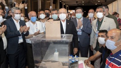 CHPnin İktidar Kurultayından akılda kalacaklar... CHP soldan uzaklaşıyor!