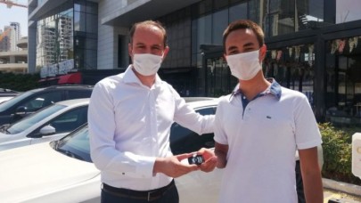 YKSde Türkiye birincisi olan öğrencisine lüks otomobilini hediye etti