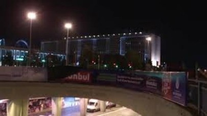 Polisler, İBBnin Kanal İstanbul afişlerini söktü!