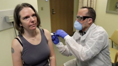 Koronavirüs aşısının ilk deneği, aşının etkilerini anlattı