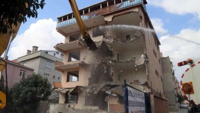 Büyükçekmece’de riskli yapıların yıkımına devam ediliyor