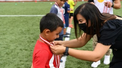 MİNİK SPORCULARIN MADALYA HEYECANI