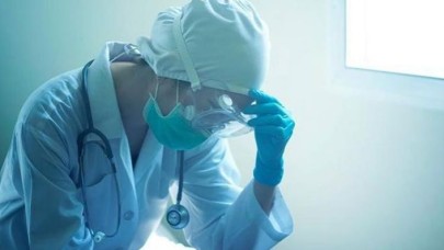 Salgında başa dönülüyor ama sağlık çalışanları tükendi! Başka gelirim olsa bu işi bırakırım