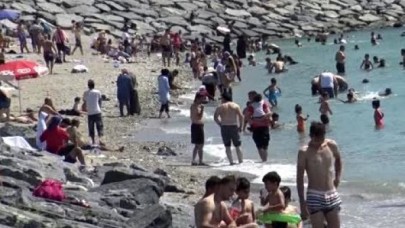 Sıcaktan bunalanlar Avcılar sahiline akın etti