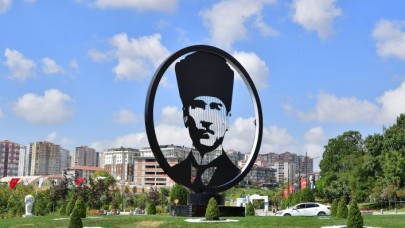 ATATÜRK BULVARI ATA’NIN SİLÜETİ İLE TAÇLANDI