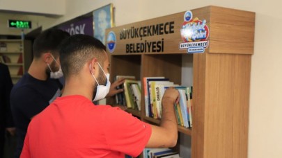 Büyükçekmece Belediyesi’nden kahvehanelere kitaplık