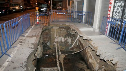 Küçükçekmecede kaldırım çöktü