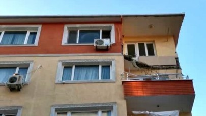 Avcılarda bir binanın balkonu çöktü