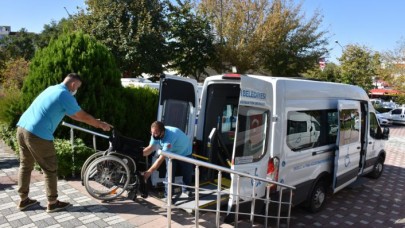 15 HASTAYA TEKERLEKLİ SANDALYE DESTEĞİ