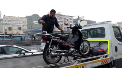 AVCILARDA DURAĞA YANAŞAN İETT OTOBÜSÜNE MOTOSİKLET SÜRÜCÜSÜ ÇARPTI