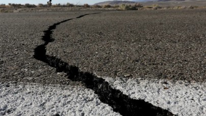 Doç. Dr. Irmak’tan uyarı: Hasarlı evlere girmeyin ana artçı henüz olmadı