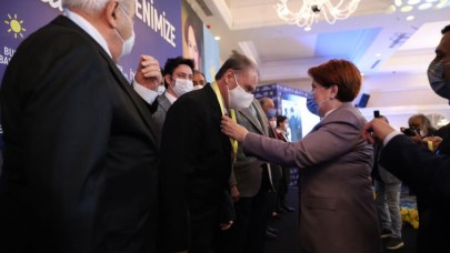 Meral Akşener, Bursada yeni üyelere rozet taktı