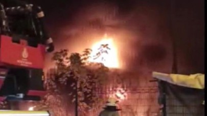 Avcılarda halı sahanın yanındaki trafo alev alev yandı