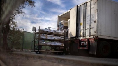 Koronavirüs salgınında korkutan görüntü: Kamyonlarla üst üste cenaze taşıyorlar