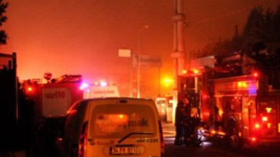 Tuzla'da 3 katlı fabrikada yangın