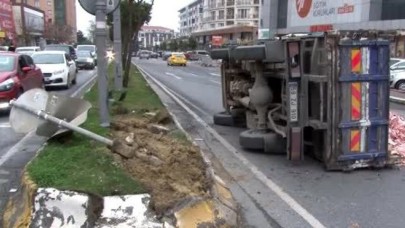 Büyükçekmecede kamyonet devrildi, kemikler yola saçıldı
