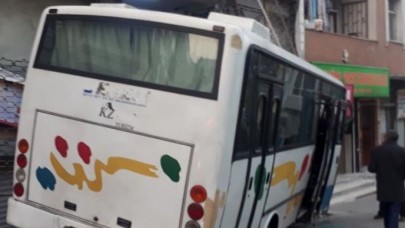 Küçükçekmecede servis aracı markete girdi: 3 yaralı