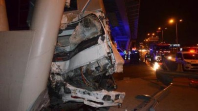 Freni patlayan kamyonetten yola atlayarak kurtuldular