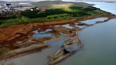 Suların çekildiği Büyükçekmece Barajında korkutan görüntü