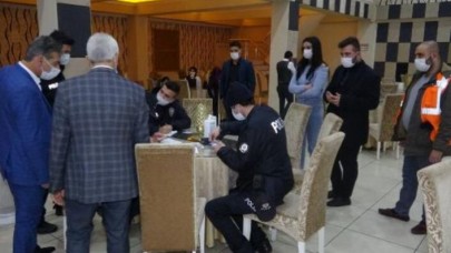 Yasaklara rağmen düğün yaptılar...